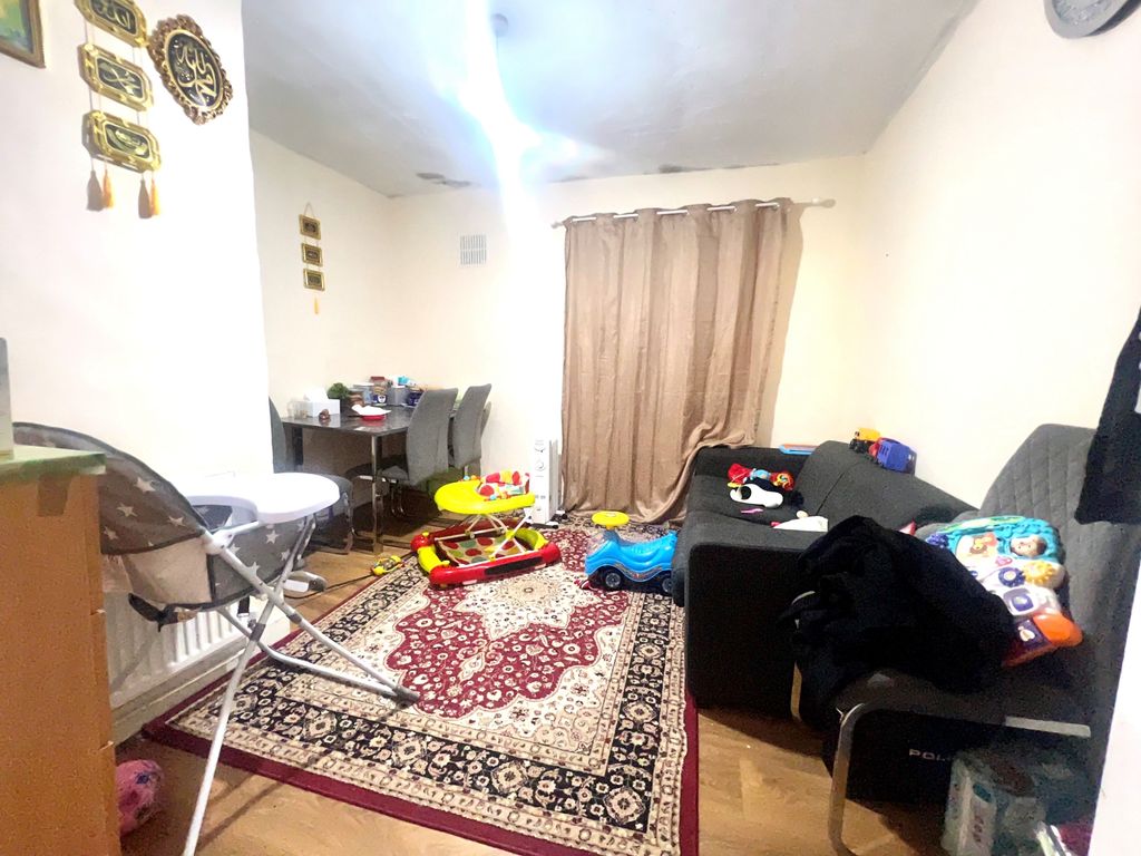 2 bed flat for sale in Barking Road, London E13, £200,000