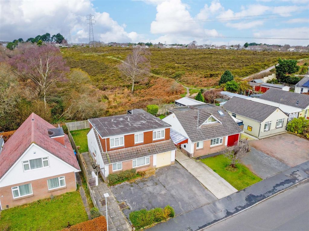 5 bed detached house for sale in Monkton Crescent, Poole BH12, £325,000