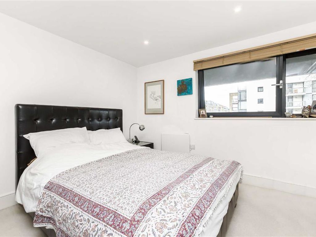 1 bed flat for sale in Shepherdess Walk, London N1, £485,000