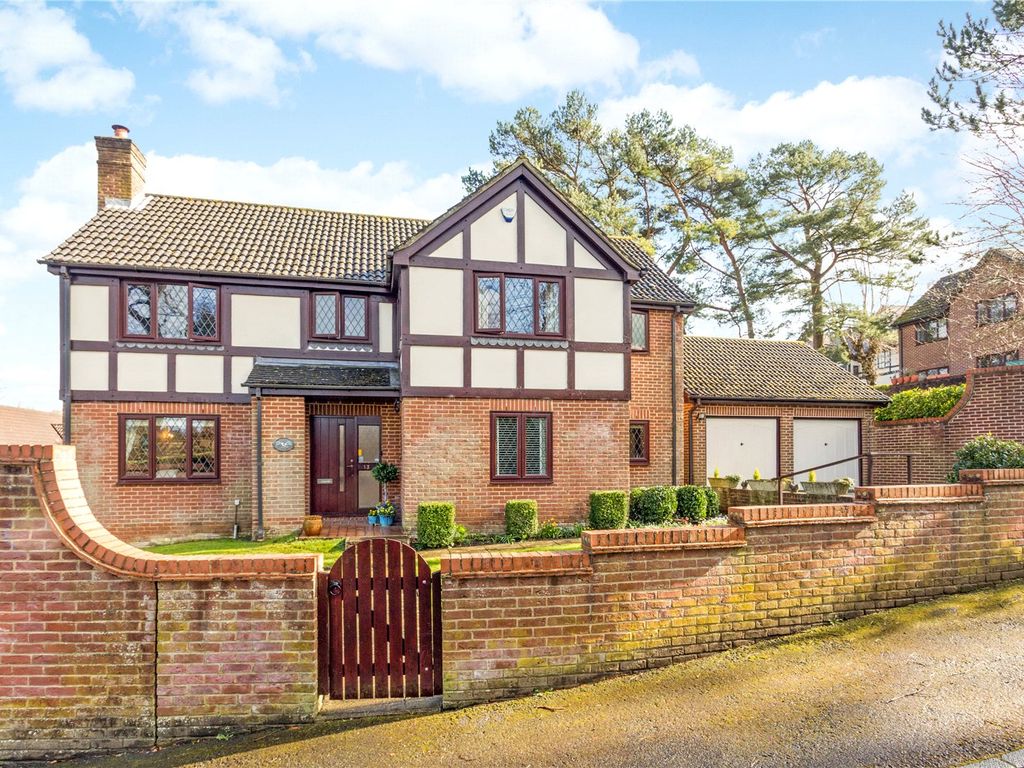 5 bed detached house for sale in Benthall Gardens, Kenley CR8, £925,000