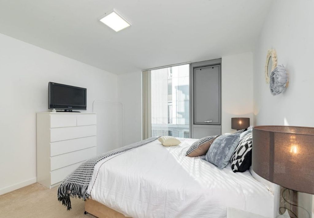 1 bed flat to rent in Little Thames Walk, London SE8, £1,950 pcm
