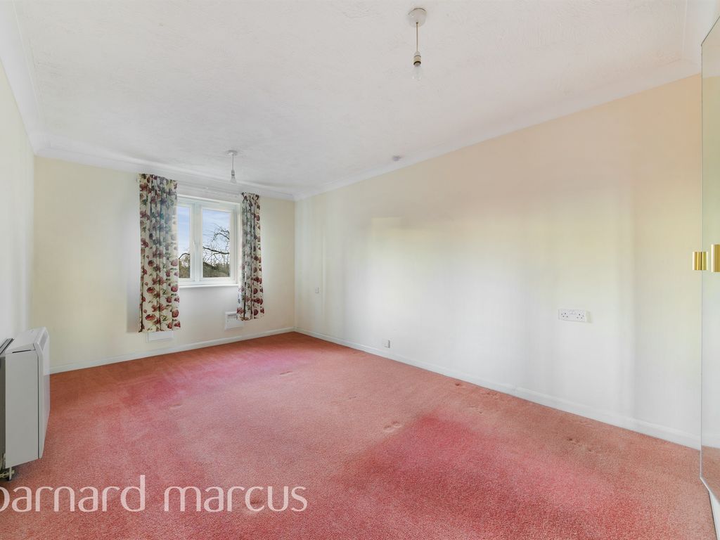 2 bed flat for sale in Cranley Gardens, Wallington SM6, £170,000