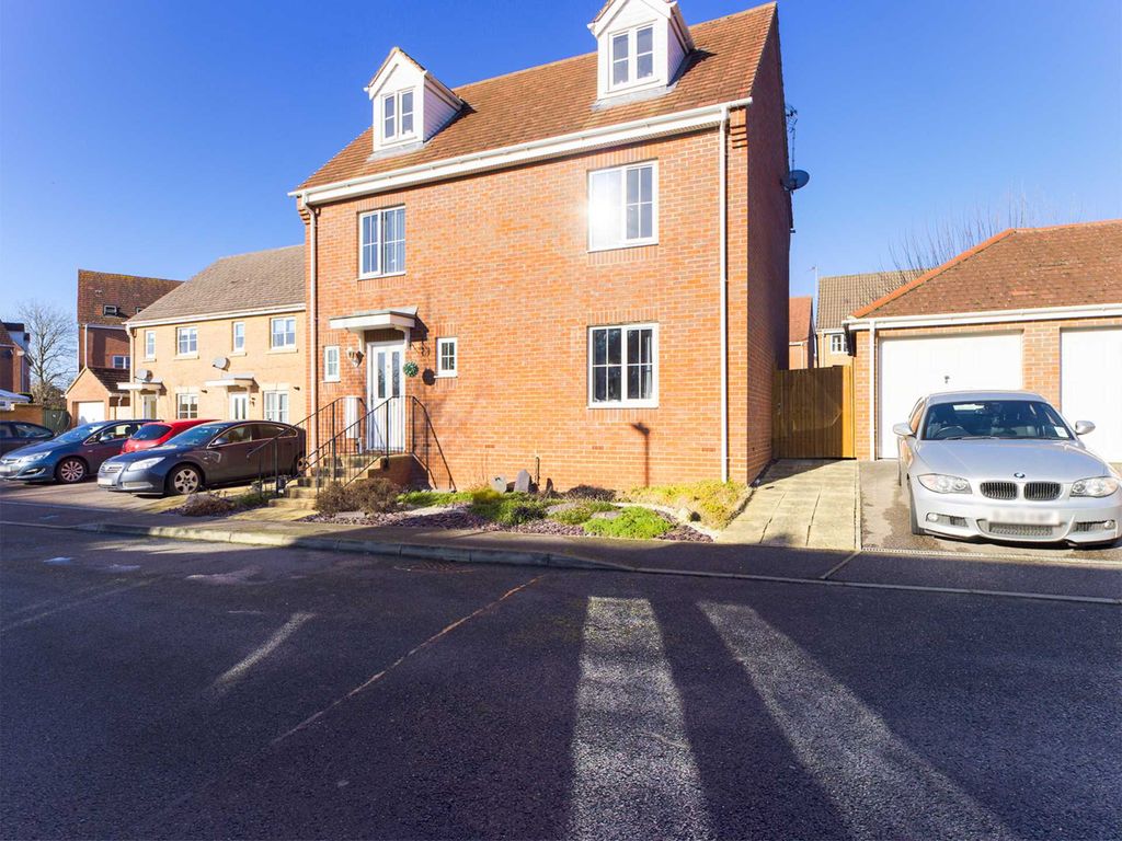 5 bed detached house for sale in Whitechurch Close, Stone, Aylesbury HP17, £499,950