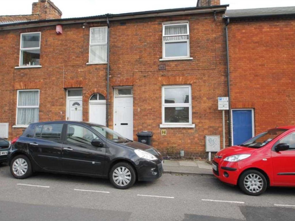 2 bed terraced house to rent in Gadsby Street, Bedford MK40, £1,200 pcm