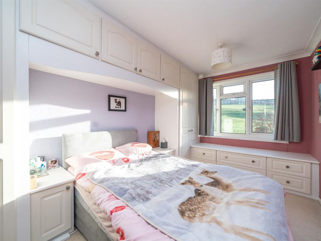 1 bed flat for sale in Downside, Hemel Hempstead HP2, £180,000