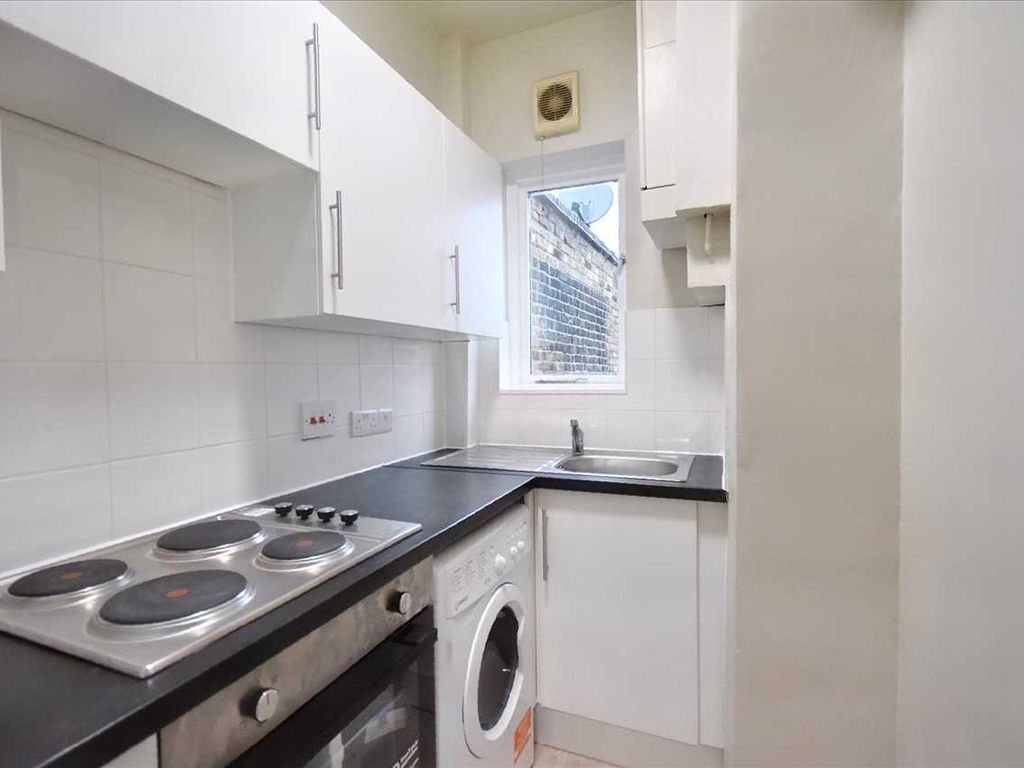 2 bed flat for sale in Antrobus Road, London W4, £465,000