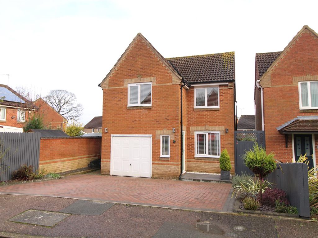 3 bed property for sale in Peartree Close, Daventry NN11, £325,000