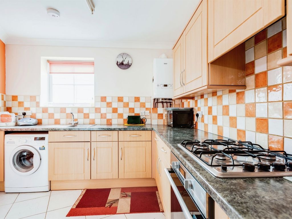 1 bed flat for sale in Holbrook Way, Swindon SN1, £125,000