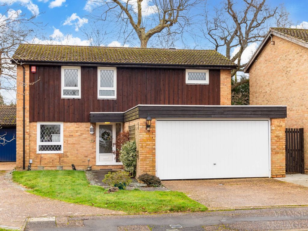 4 bed detached house for sale in Aldingbourne Close, Ifield RH11, £600,000
