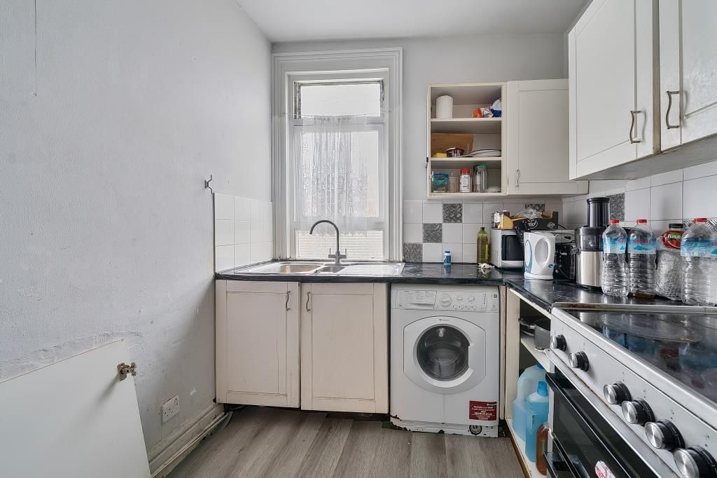2 bed flat for sale in Swindon, Wiltshire SN1, £140,000