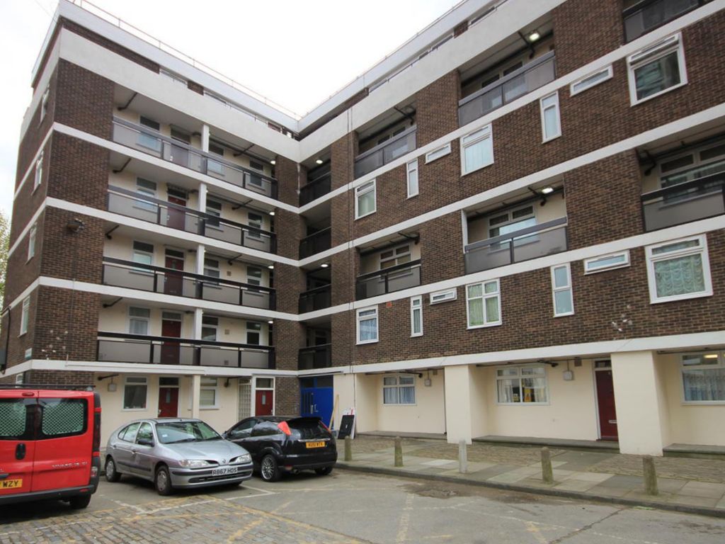 1 bed flat to rent in Dickens Estate, London SE16, £1,600 pcm