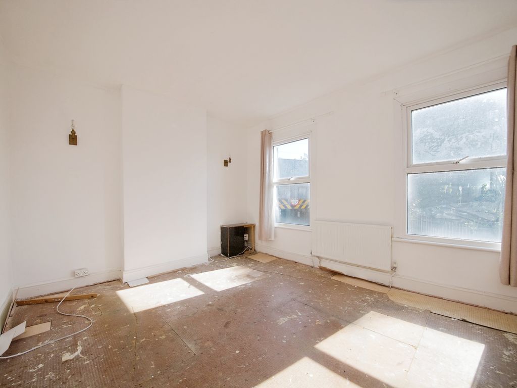 1 bed flat for sale in St. Loy's Road, London N17, £180,000