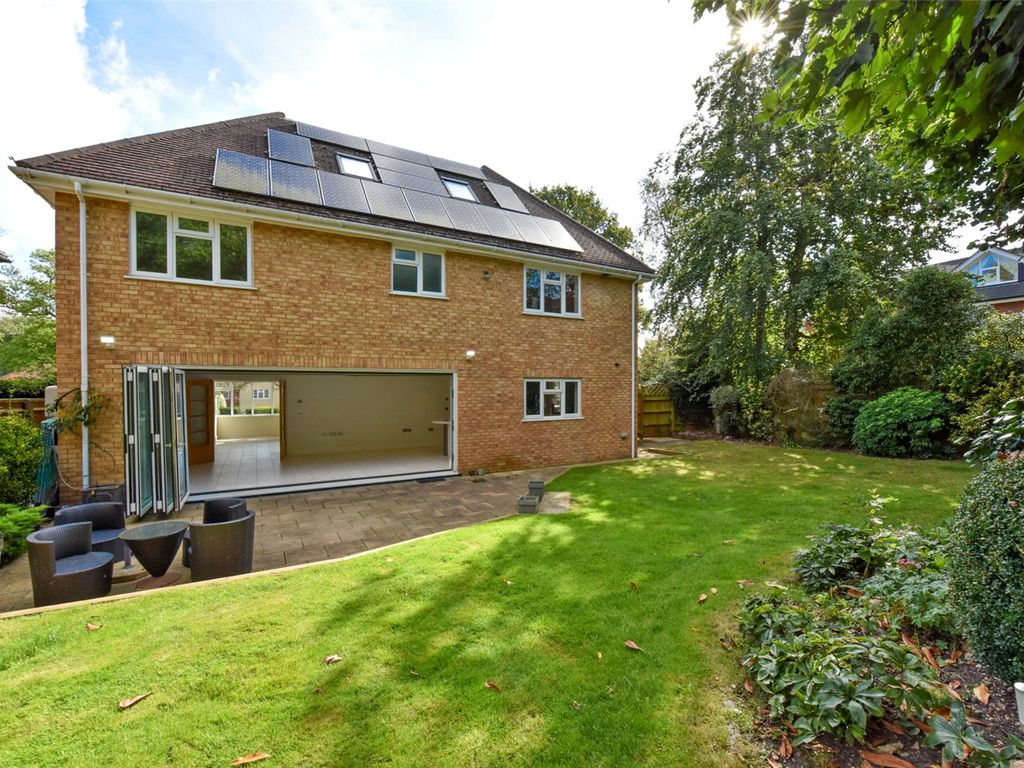 5 bed detached house to rent in Daleside, Gerrards Cross, Buckinghamshire SL9, £4,950 pcm