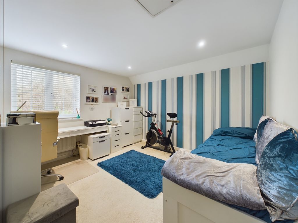 3 bed end terrace house for sale in Weavers Mead, Haywards Heath RH16, £485,000