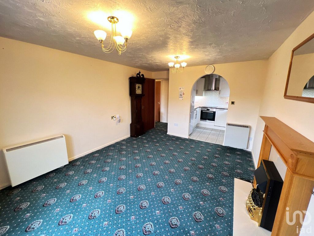 2 bed flat for sale in Anchorfields, Kidderminster DY10, £80,000