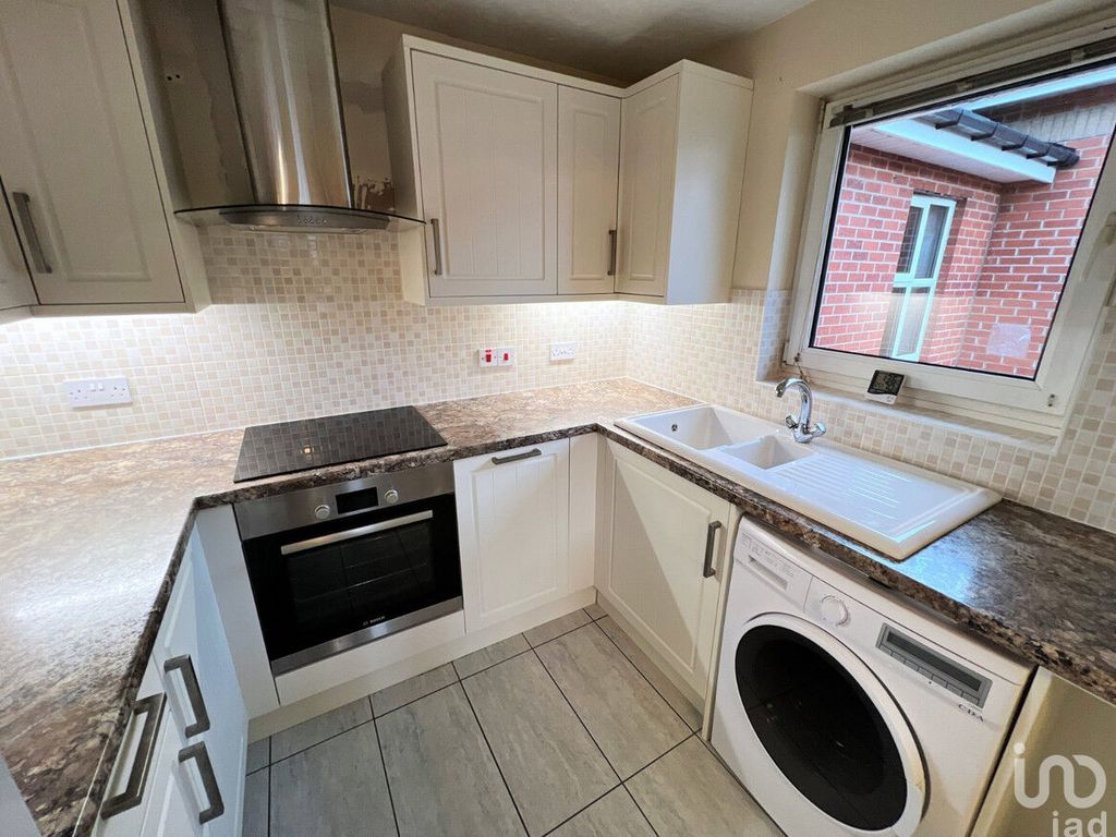 2 bed flat for sale in Anchorfields, Kidderminster DY10, £80,000