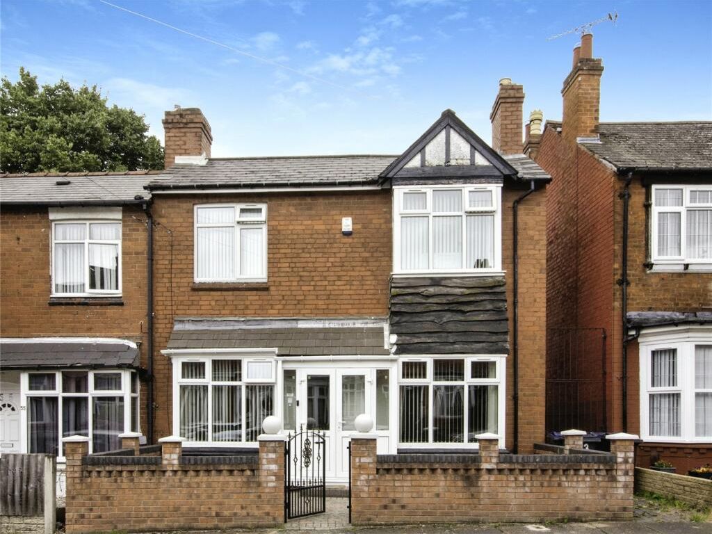 3 bed semi-detached house for sale in Swindon Road, Birmingham B17, £225,000