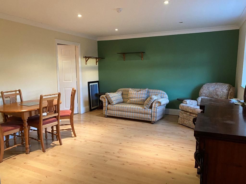 2 bed flat to rent in York Road, Market Weighton YO43, £850 pcm