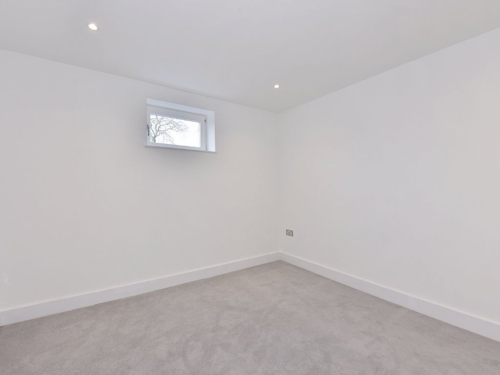 2 bed flat to rent in High Street, Marlow, Buckinghamshire SL7, £1,600 pcm
