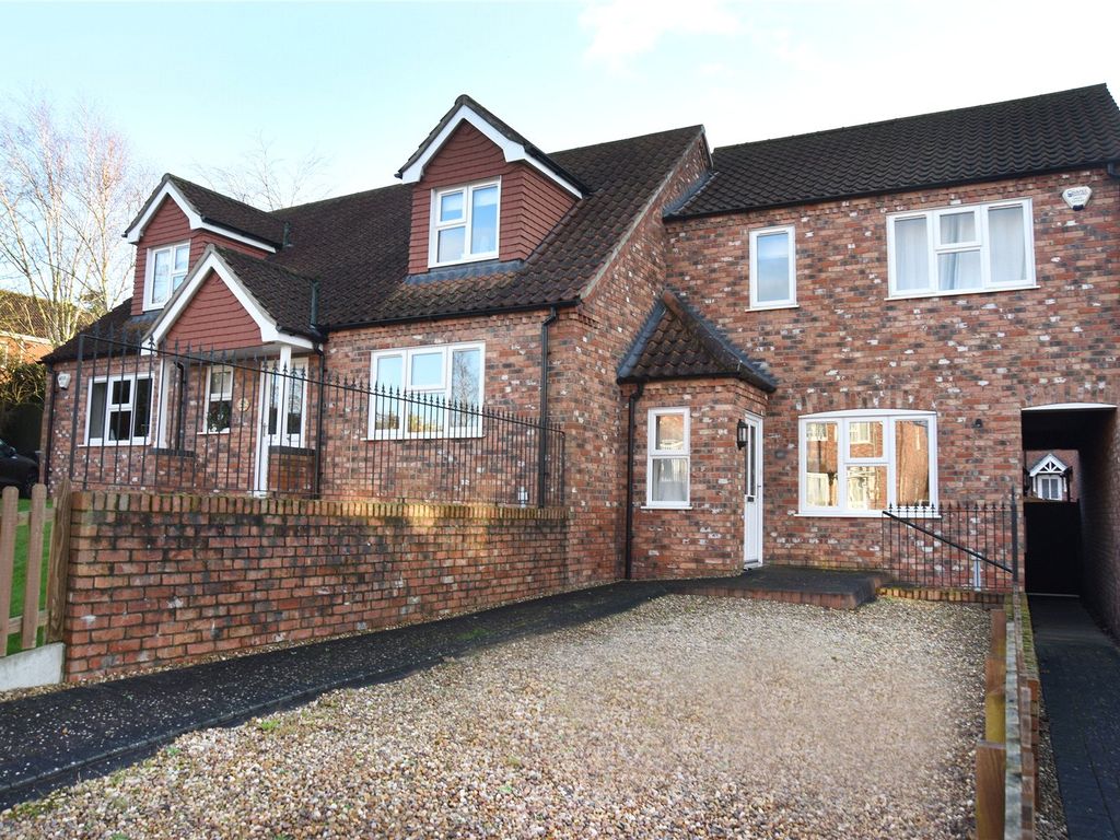 3 bed terraced house for sale in Oaktree Meadow, Horncastle, Lincolnshire LN9, £220,000