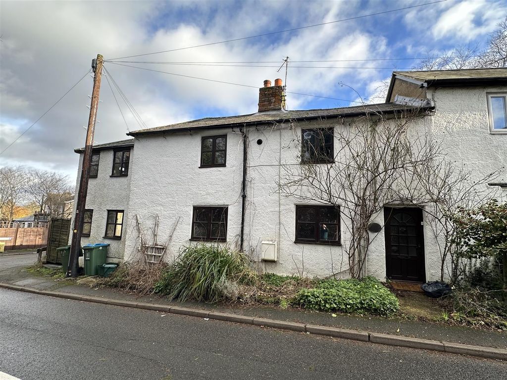2 bed end terrace house for sale in Gawcott Road, Buckingham MK18, £325,000