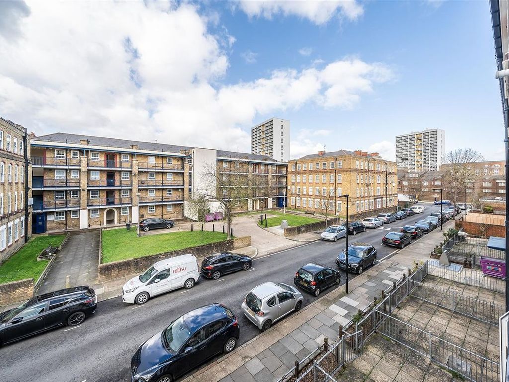 3 bed maisonette for sale in Maddams Street, London E3, £360,000