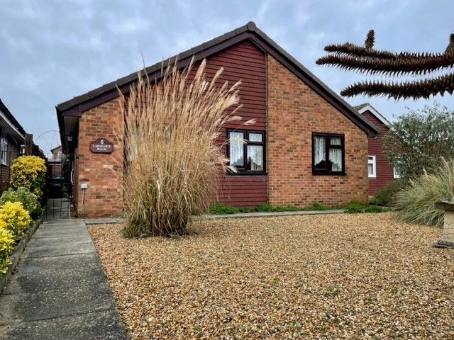 3 bed bungalow for sale in Lawrence Walk, Newport Pagnell MK16, £350,000