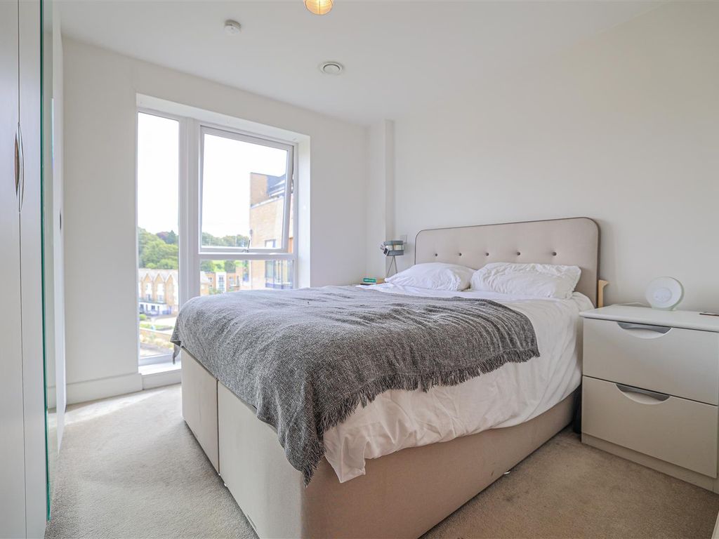 2 bed flat for sale in The Embankment, Nash Mills Wharf, Hemel Hempstead HP3, £300,000