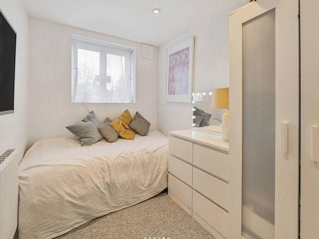3 bed flat for sale in Archway Road, Highgate, London N6, £525,000
