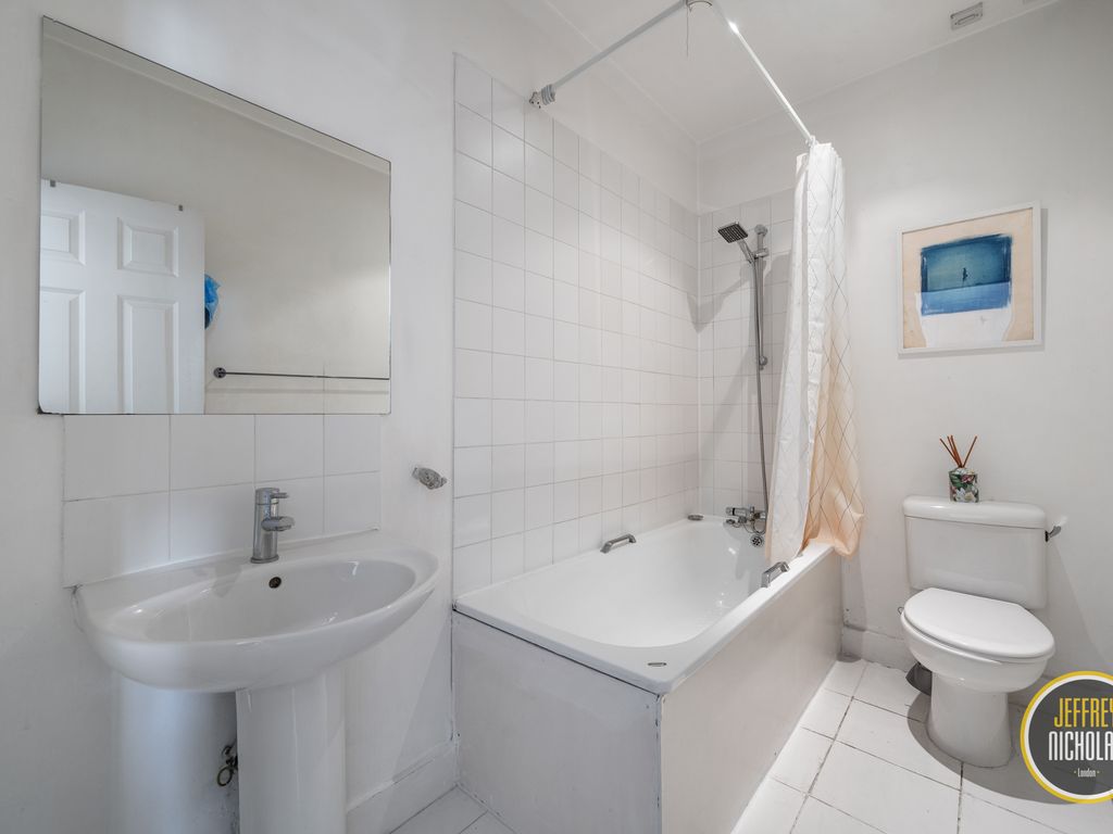 3 bed flat for sale in Upper Street, London N1, £900,000