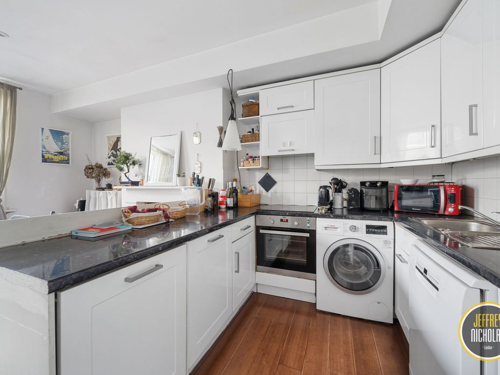 3 bed flat for sale in Upper Street, London N1, £900,000