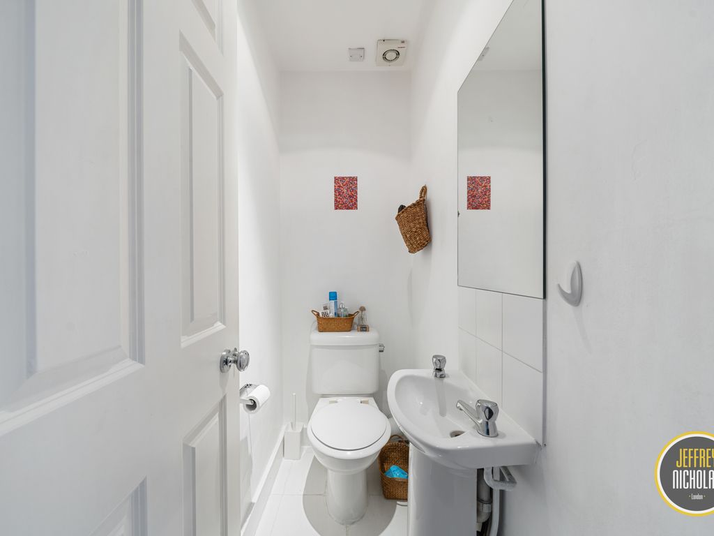 3 bed flat for sale in Upper Street, London N1, £900,000