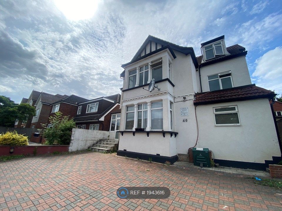 Room to rent in Brighton Road, Purley CR8, £900 pcm