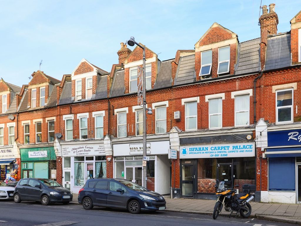 1 bed flat for sale in Heath Road, Twickenham TW1, £340,000