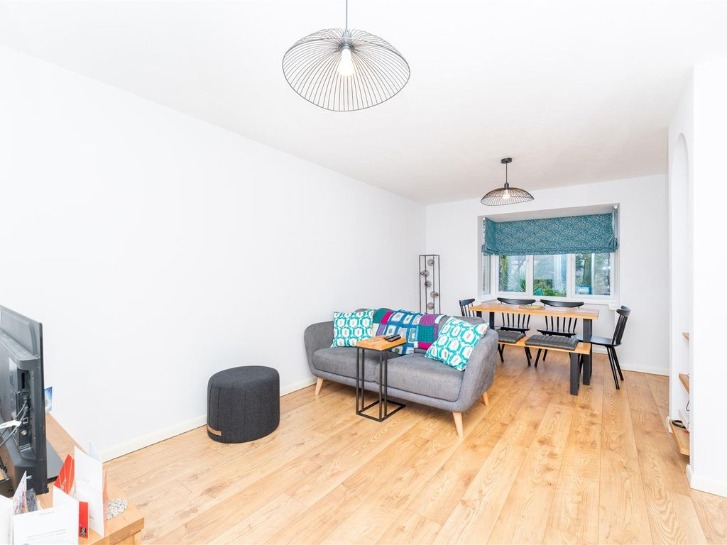 2 bed flat for sale in Cubitt Square, Southall UB2, £299,950