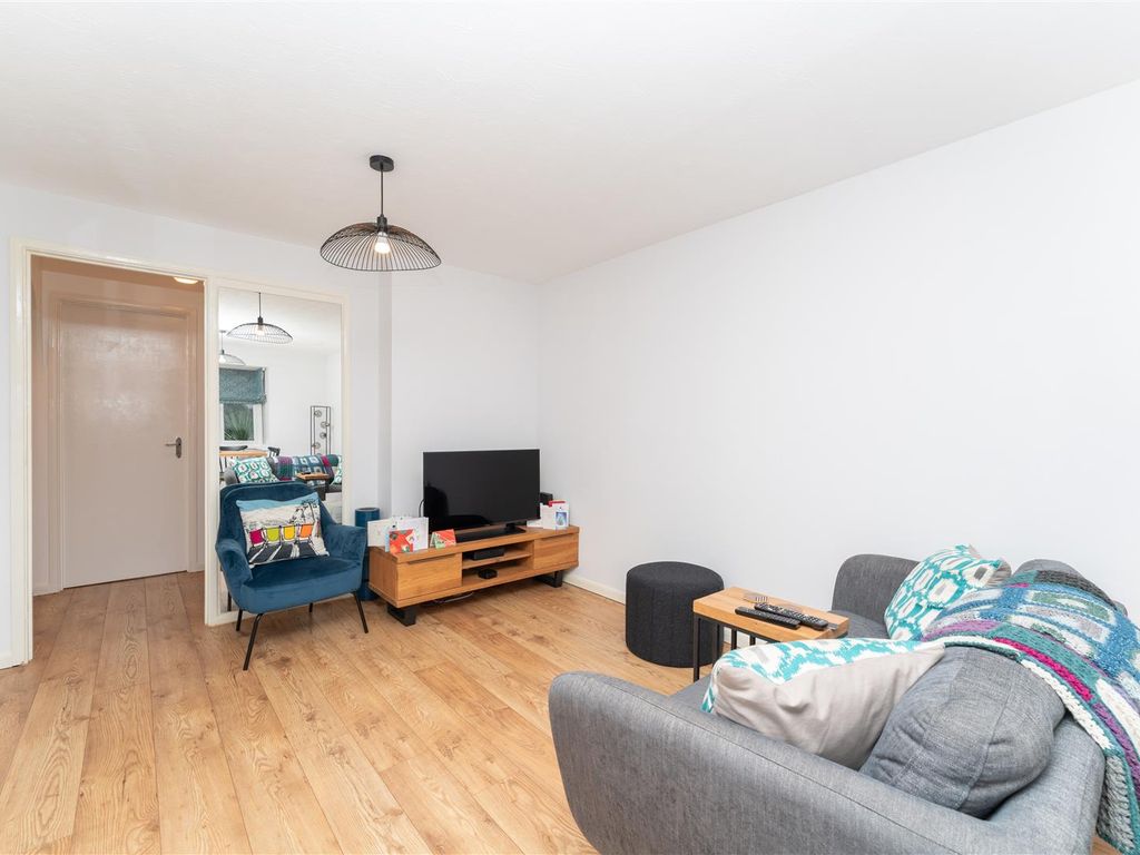 2 bed flat for sale in Cubitt Square, Southall UB2, £299,950
