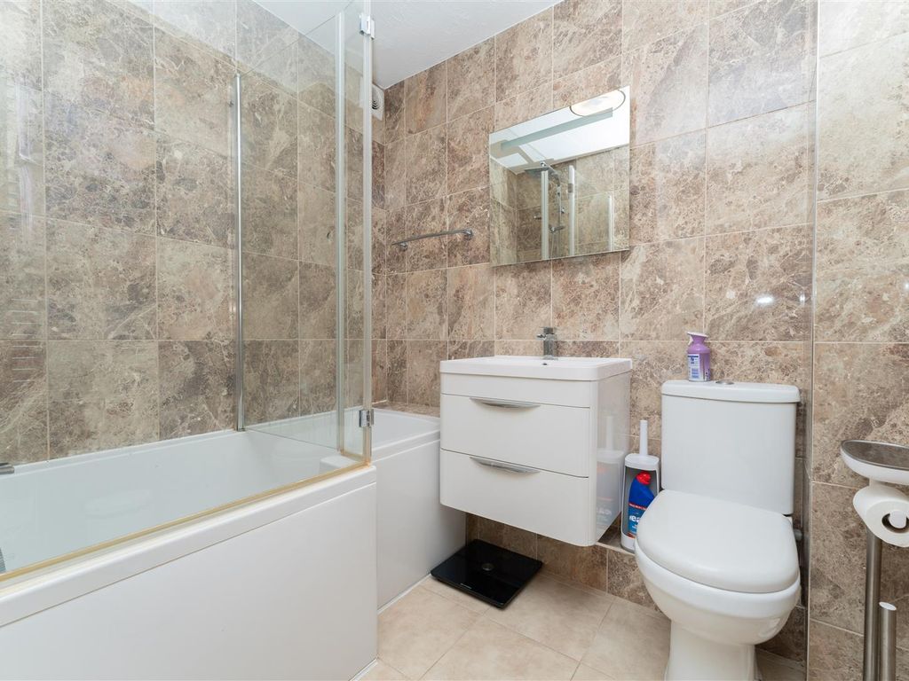2 bed flat for sale in Cubitt Square, Southall UB2, £299,950