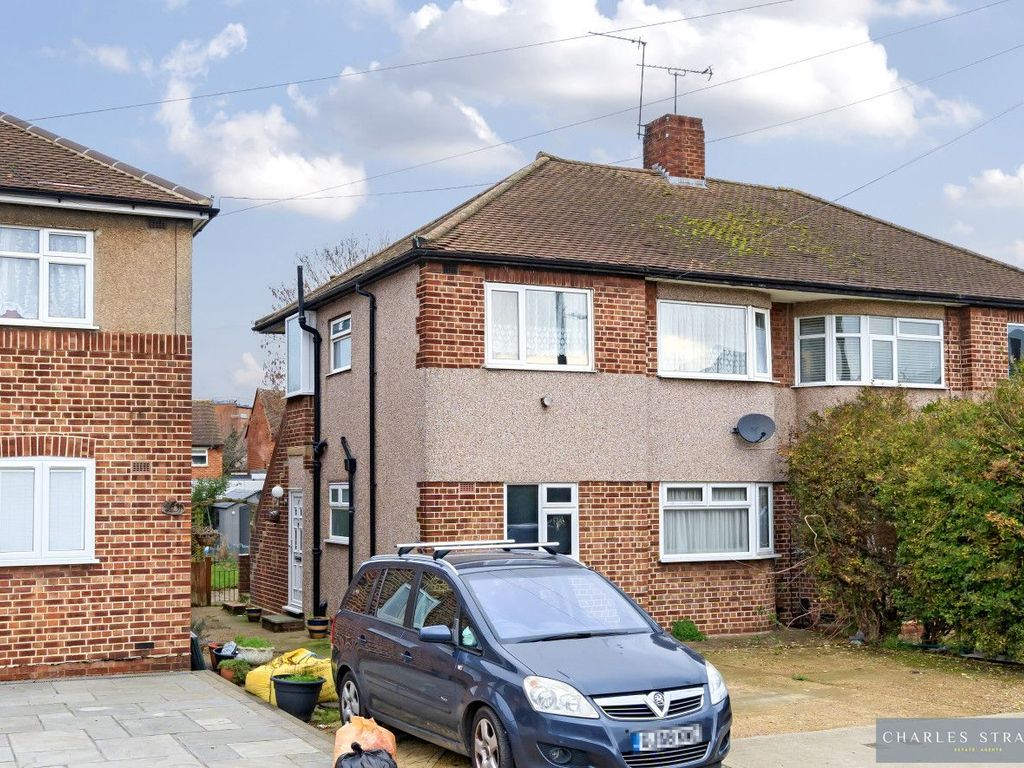 2 bed maisonette for sale in Erith Crescent, Collier Row, Romford RM5, £265,000