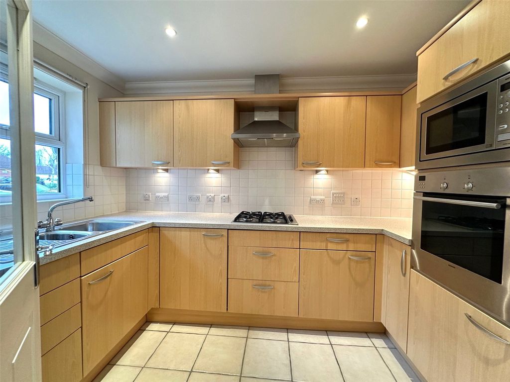 2 bed flat for sale in St. Annes Road, Eastbourne, East Sussex BN21, £260,000