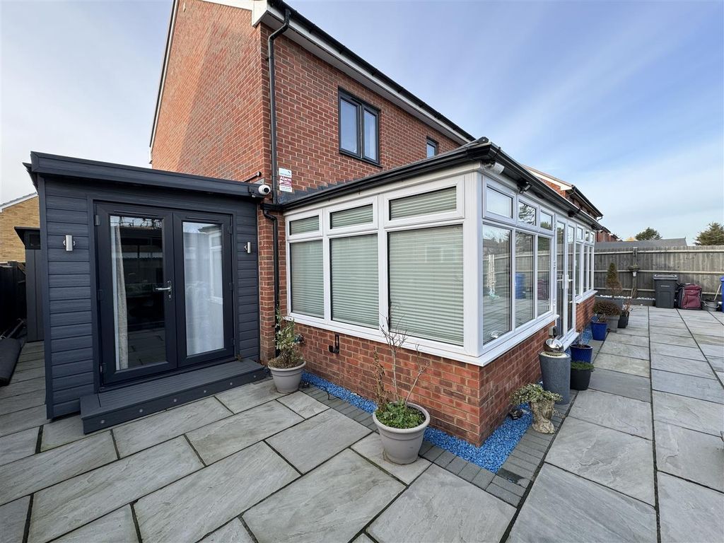 5 bed detached house for sale in Sandpiper Close, East Tilbury, Tilbury RM18, £550,000