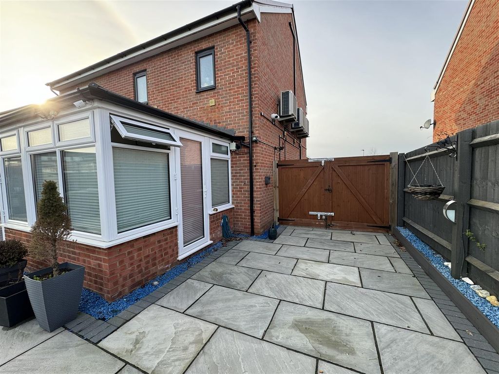 5 bed detached house for sale in Sandpiper Close, East Tilbury, Tilbury RM18, £550,000
