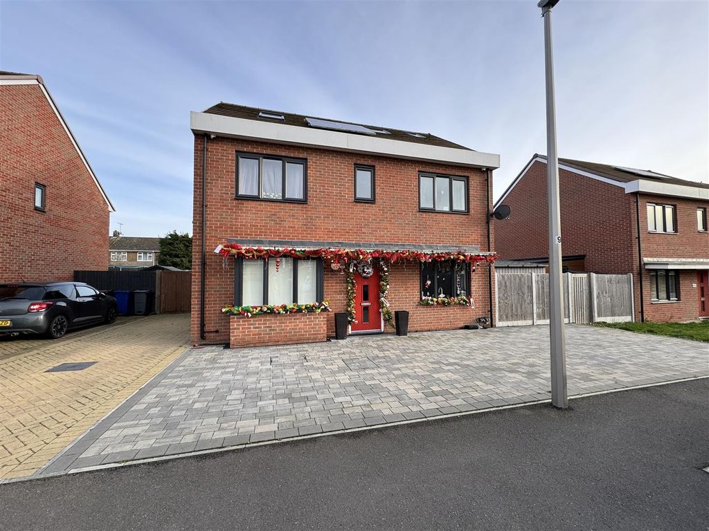 5 bed detached house for sale in Sandpiper Close, East Tilbury, Tilbury RM18, £550,000