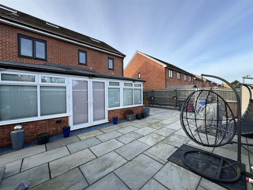 5 bed detached house for sale in Sandpiper Close, East Tilbury, Tilbury RM18, £550,000