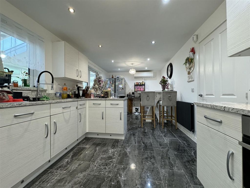 5 bed detached house for sale in Sandpiper Close, East Tilbury, Tilbury RM18, £550,000