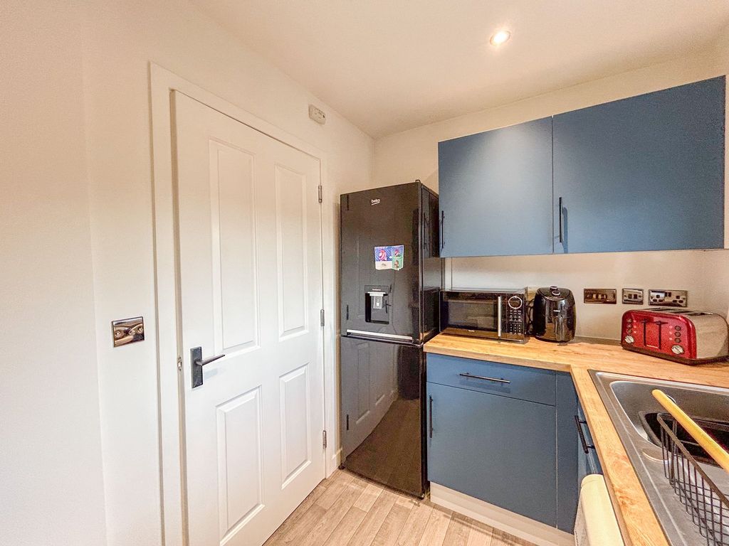 2 bed flat for sale in Coed Celynen Drive, Abercarn NP11, £115,000