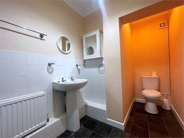 2 bed flat for sale in Upper Church Road, Weston-Super-Mare, North Somerset. BS23, £130,000