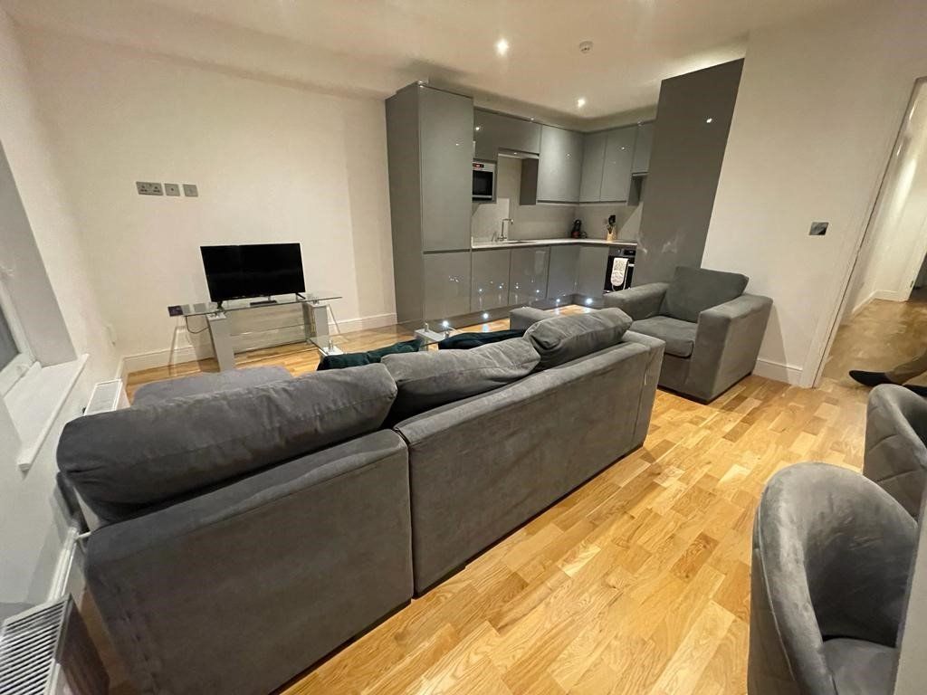 2 bed flat to rent in Ballards Lane, London N3, £2,295 pcm