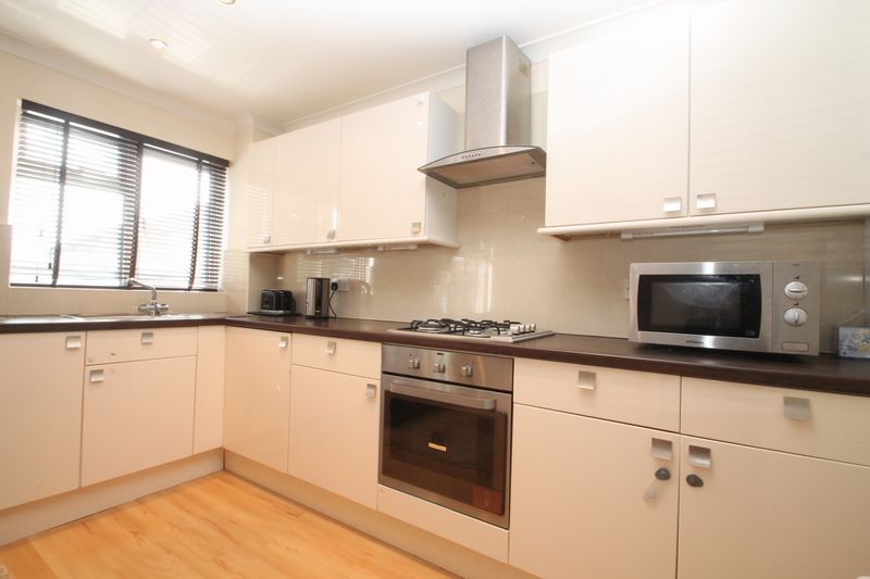 1 bed end terrace house to rent in Nicholas Close, Greenford UB6, £1,350 pcm
