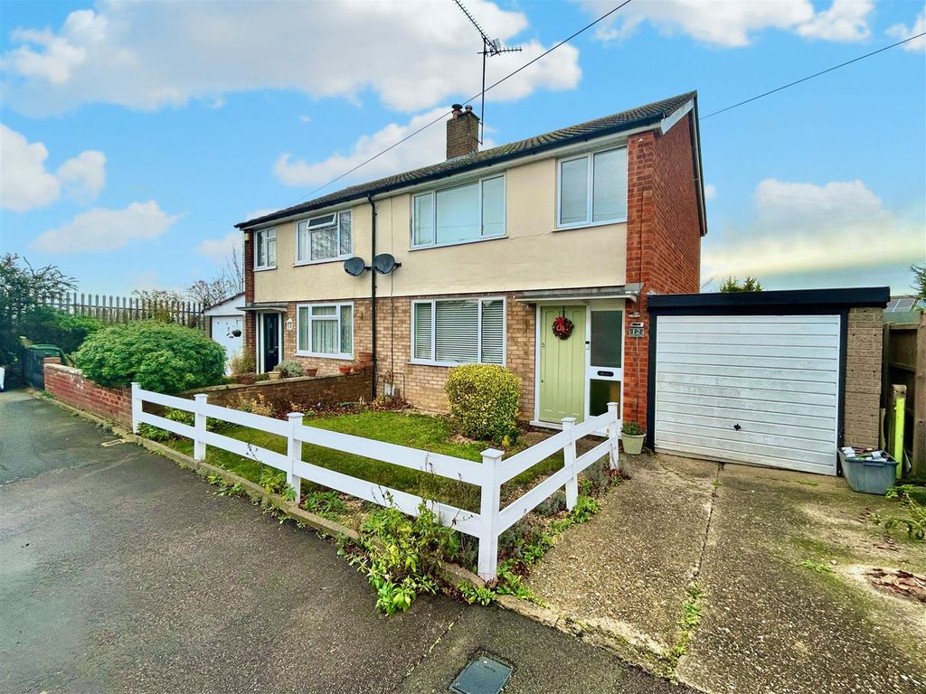 3 bed property for sale in Atholl Close, Luton LU3, £375,000