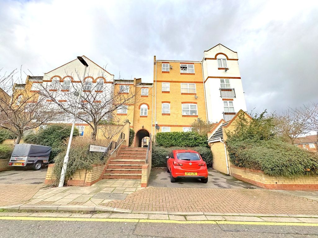1 bed flat to rent in Angelica Drive, Beckton E6, £1,350 pcm